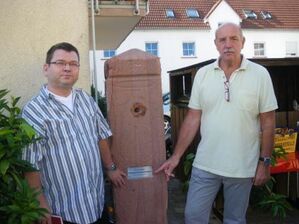 Dr. Klaus J. Becker und Hans-Jürgen Bott weihen die neue Hochwassermarke ein